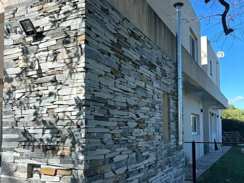 Gran casa en 2 plantas y amplio terreno