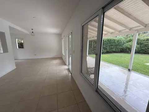 Casa 4 ambientes con 2 baños