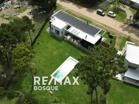 Casa 4 ambientes con 2 baños