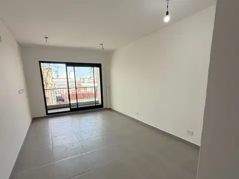 Mono al frente con balcon a estrenar
