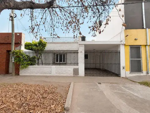 Casa en venta dos dormitorios con garage y patio en Fisherton-Rosario