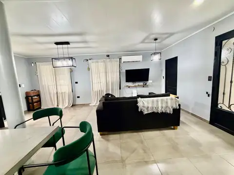 Casa en Venta con 3 cocheras