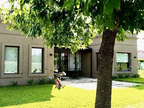 Casa en venta en Barrio Los Jazmines, Pilar del Este. 5500