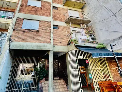 Departamento dos ambientes con cochera cubierta a 100 mts estacion castelar.-
