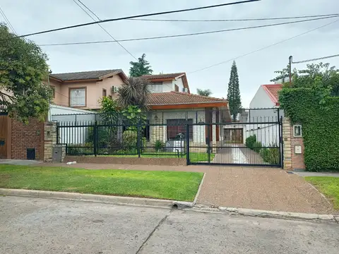 Chalet 4 amb + multiespacio + SUM. Todo en excelente estado. 300m2 sobre lote de 500m2.