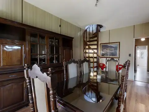 Chalet 4 amb + multiespacio + SUM. Todo en excelente estado. 300m2 sobre lote de 500m2.