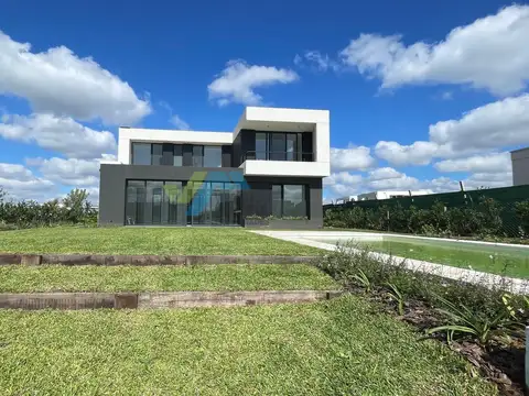Casa 7 ambientes con 5 baños