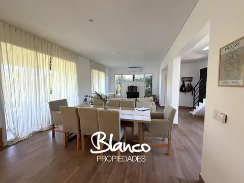 Casa en Alquiler con 2 cocheras