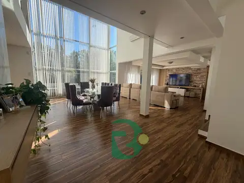 Casa en Alquiler con 6 cocheras