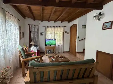 Casa 6 ambientes con 2 baños