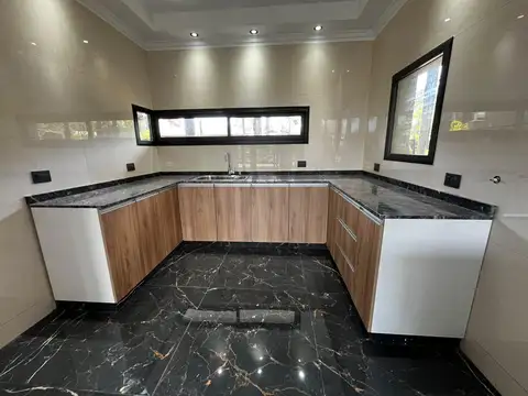 Casa 4 ambientes con 4 baños