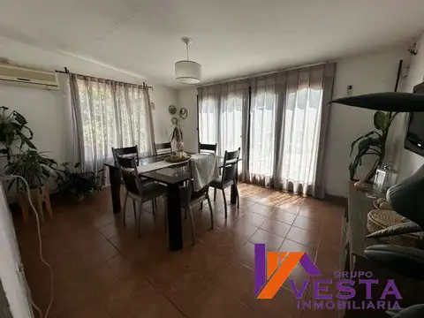 Casa 9 ambientes con 2 baños