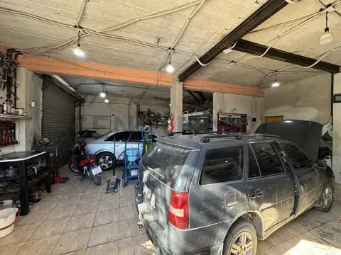 Casa en venta en esquina con Local Comercial y Vivienda en Moreno, Trujui