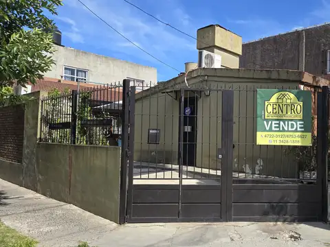 Casa 5 Ambientes, Muy Buena Propiedad, Entrada De Auto, Posibilidad De Vivienda Multifamiliar