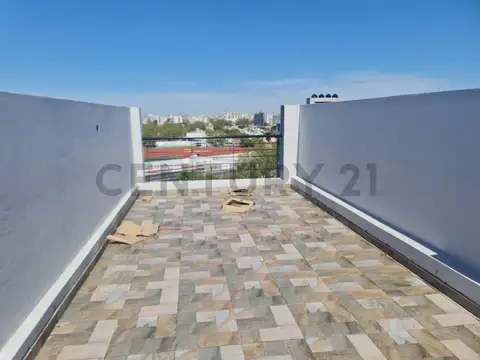 Monoambiente con terraza grande en villa del parque