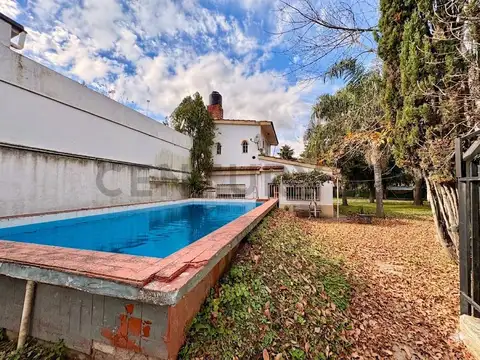 VENTA CASA- 5 DORMITORIOS-PILETA-PUEBLO ESTHER