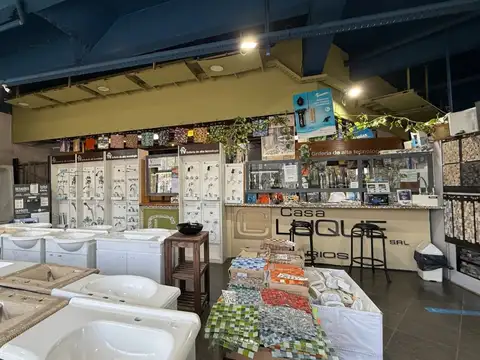 Amplio local en esquina, 40 m de vidriera. 300 m² cubiertos. Excelente ubicación. Acepta departamento menor valor