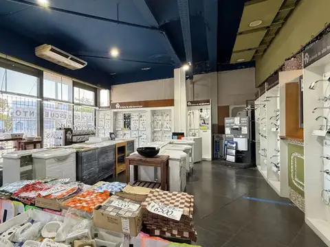 Amplio local en esquina, 40 m de vidriera. 300 m² cubiertos. Excelente ubicación. Acepta departamento menor valor