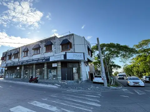 Amplio local en esquina, 40 m de vidriera. 300 m² cubiertos. Excelente ubicación. Acepta departamento menor valor