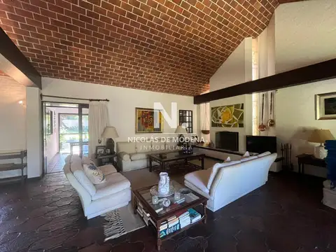 Casa 9 ambientes con 8 baños