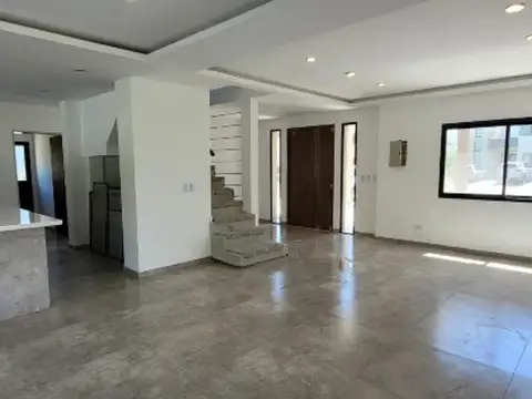 Casa 4 ambientes con 4 baños