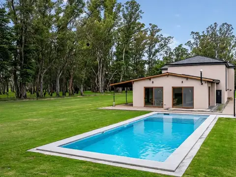 Casa en Venta 7 Ambientes - Pileta y Parque 6000m2