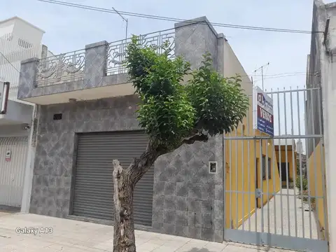 Venta de local y 2 viviendas s/lote de 8,66 x 36 m.