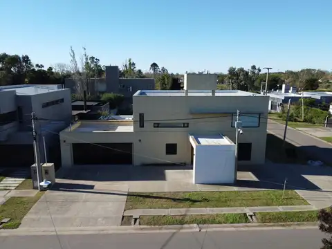 Casa en Venta en San Nicolas De Los Arroyos, USD 370.000