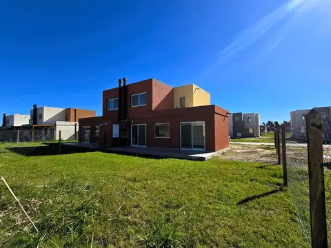 Casa en Alquiler con 1 cochera