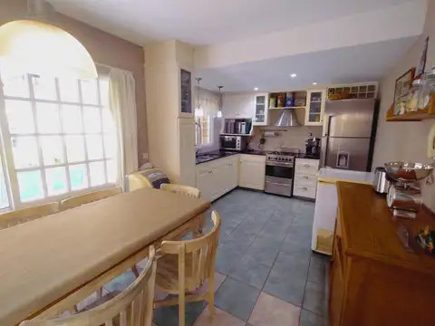 Casa 5 ambientes con 2 baños