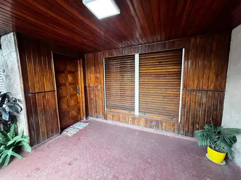 Casa en Alquiler con 2 cocheras