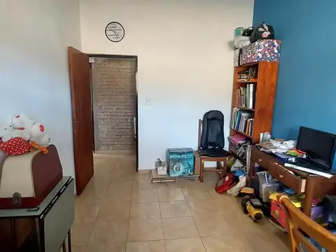 Casa 8 ambientes con 2 baños