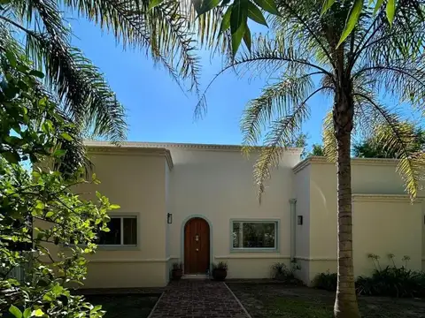 Casa en Alquiler con 1 cochera