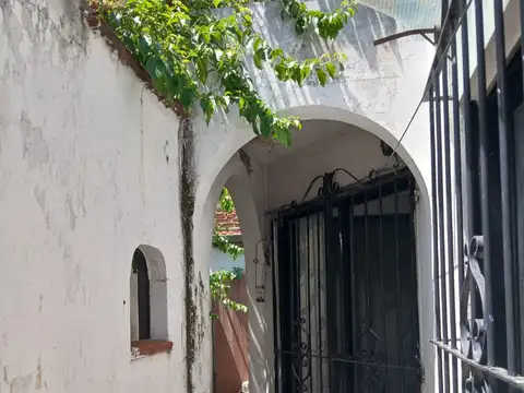 Amplio PH en Alquiler 2 dormitorios a 5 cuadras estación Ituzaingó