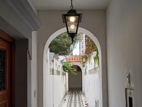CASA ANTIGUA  DE PASILLO BARRIO MARTIN. JARDIN  AMPLIO. 130 M2.U$S 110.000
