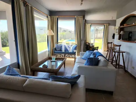 HERMOSA CASA EN  PUNTA BALLENA,  VISTA AL MAR