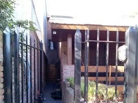 EXCELENTE CASA EN PUNTA CHICA. CON MATERIALES DE CALIDAD  KENNEDY AL 300 ,440 MTS.CUBIERTOS