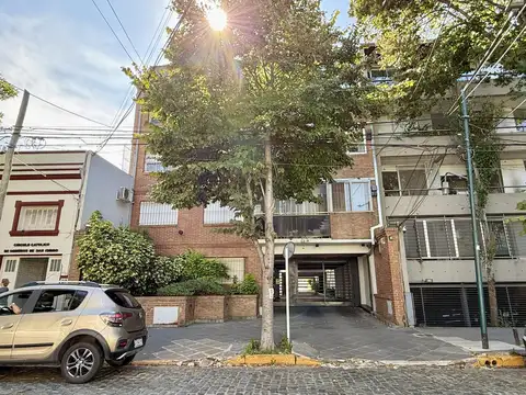 Cómodo departamento en dúplex con cochera en venta en San Isidro, cerca del centro y de la estación.