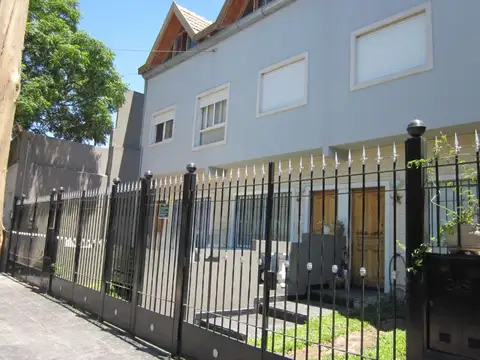 Duplex 4  amb con play  entrada de auto y patio