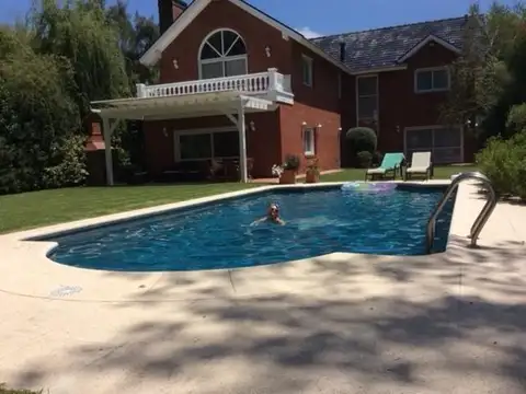 Casa en Alquiler con 6 cocheras