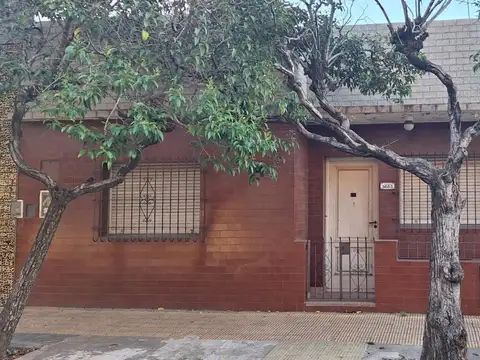 Galpón con casa con techo de losa en olivos-Zona industrial
