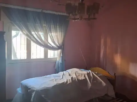 Galpón con casa con techo de losa en olivos-Zona industrial