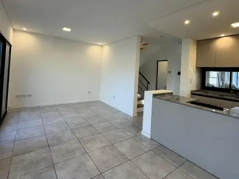 Casa en Alquiler con 1 cochera