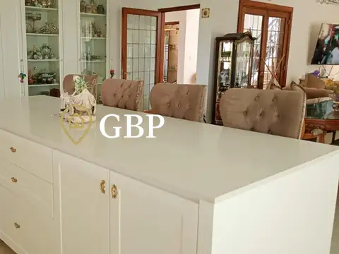 Casa en Alquiler con 2 cocheras