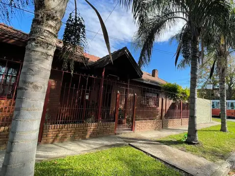 Venta Casa 3 ambientes con Cochera y 2 Patios