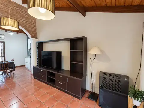 Casa 8 ambientes con 3 baños