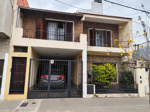 2 Casas en VENTA. PB: 2 dormitorios   patio, PA: 4 dormitorios   terraza