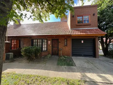 VENTA CASA 4 AMB. DOS COCHERAS, JARDIN, JACUZZI