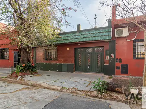Casa en venta - 5 Dormitorios 2 Baños - Parque Patricios