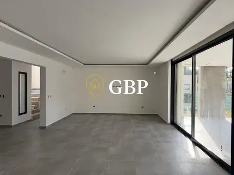 Casa en Alquiler con 6 cocheras